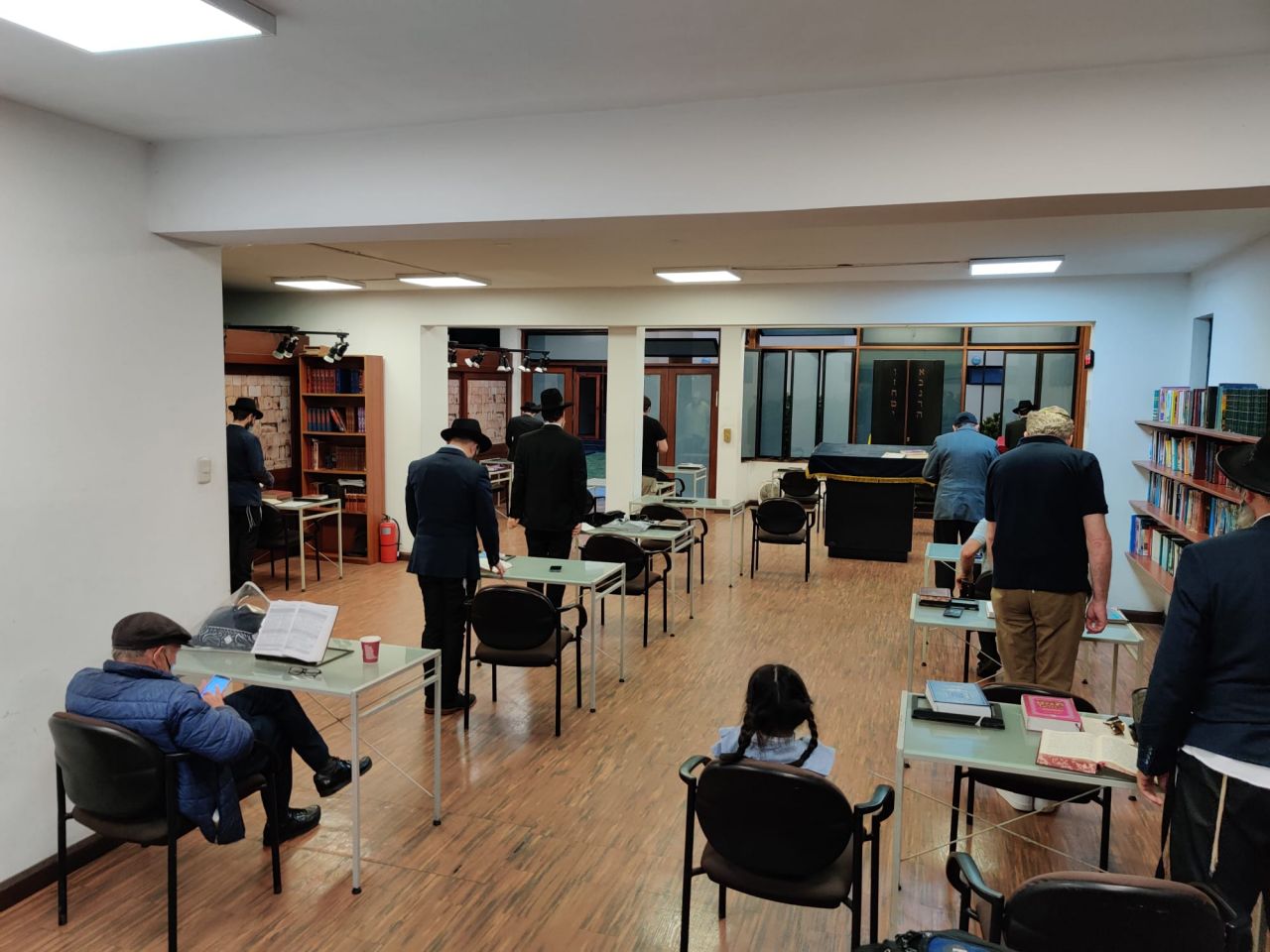 מתפללי בית הכנסת בבית חב"ד בלימא בעת תפילה